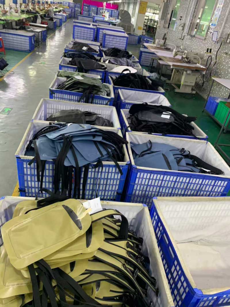 Zes kleuren van één rugzak via dezelfde lijn